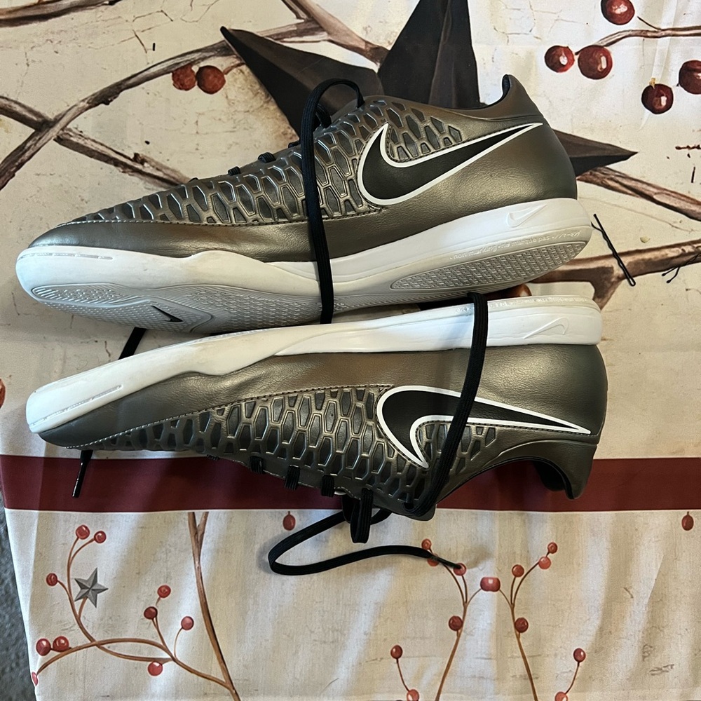 Nike Gray and Black Athletic Shoes with Textured Design - Picture 2 of 8